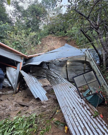 Ocho personas, entre ellas varios menores de edad, quedaron bajo los escombros tras el derrumbe de una casa ubicada en Chichicastenango, Quiché, Guatemala.