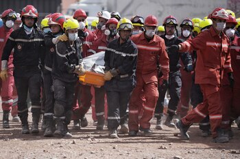 Un grupo de bomberos lleva