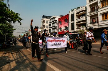 Manifestantes gritan consignas durante una