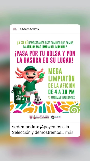 Mascota axolotl con uniforme de fútbol, balón, bote de basura con símbolo de reciclaje, bolsa verde, texto promocional y logotipos gubernamentales
