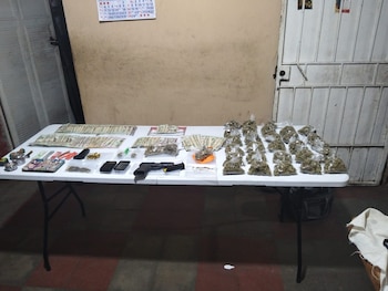 En San Salvador, las autoridades capturaron a tres personas en San Jacinto por presunta distribución de drogas y tenencia y portación de arma de fuego. (Foto: FGR)