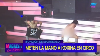 Bailarines del show realizan coreografías