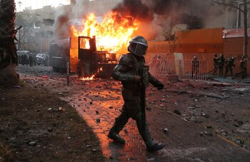 Un Carabinero pasa junto a