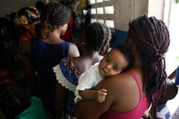 Una mujer espera en fila