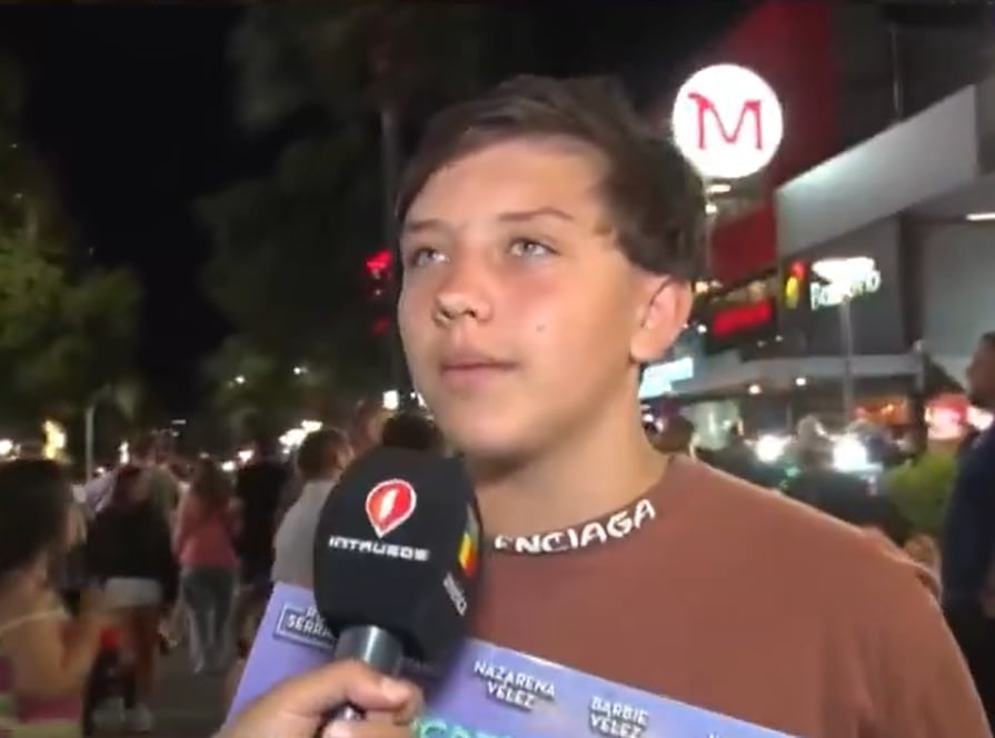 El joven de 15 años reparte volantes, vende entradas y dialoga con el público en la puerta del teatro junto a su familia