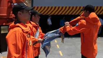 Junto al ministro de Defensa,