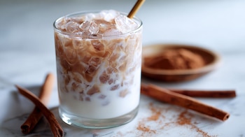 horchata con cacao, bebida mexicana fría, receta con arroz, agua de sabor casera, bebida dulce tradicional - (Imagen Ilustrativa Infobae)