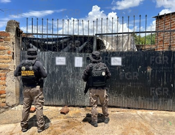 El operativo fue posible tras reconocimientos motorizados y a pie realizados por personal de la Guardia Nacional, quienes detectaron un inmueble en el que, desde el exterior, se observaba un vehículo con varios contenedores. Créditos: FGR