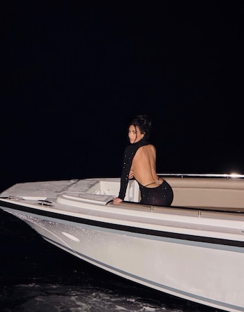 El brillo de los cristales domina el impacto visual del vestido incluso sin accesorios llamativos (Instgram: @kimkardashian)