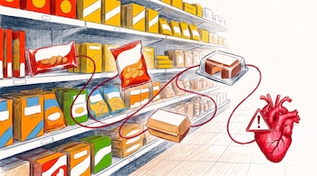 Estantes de supermercado con varios productos en cajas y paquetes. Una bolsa de galletas, una de papas fritas, un pastel, y un corazón con señal de advertencia.