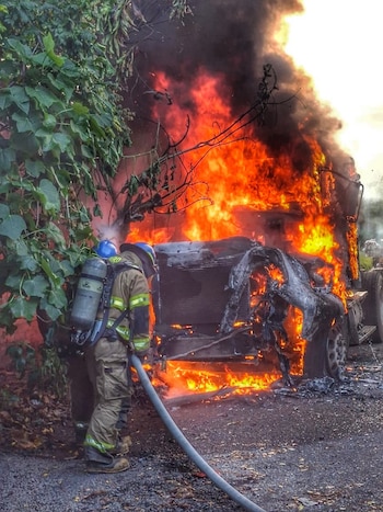 El Cuerpo de Bomberos atendió dos incendios de cabezales, uno en la autopista a Comalapa y otro en la colonia Esmeralda de San Miguel Centro, sin personas lesionadas. (Foto cortesía Cuerpo de Bomberos)