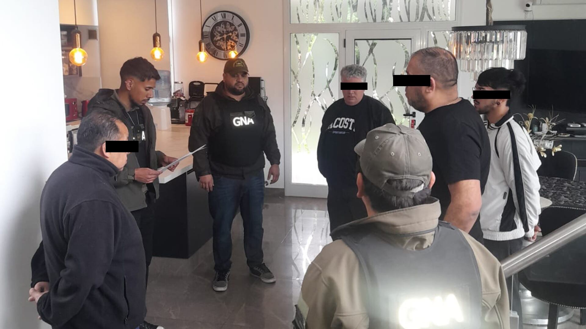 El momento del arresto en su casa de Terralagos del líder de la banda