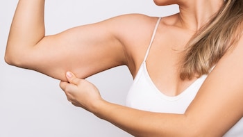Ni pilates ni pesas: este es el ejercicio perfecto para hacer en casa y fortalecer los tríceps