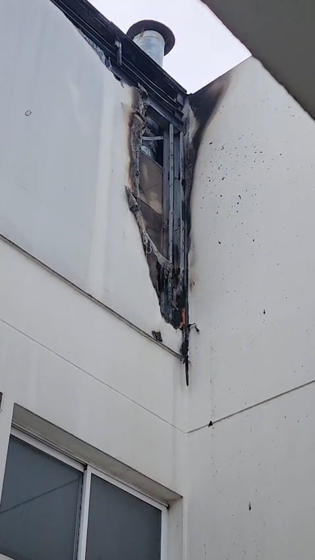 Un incendio en un inmueble de Villa Devoto genera humo en el sector alto de la propiedad y daños de consideración por hollín en la fachada.