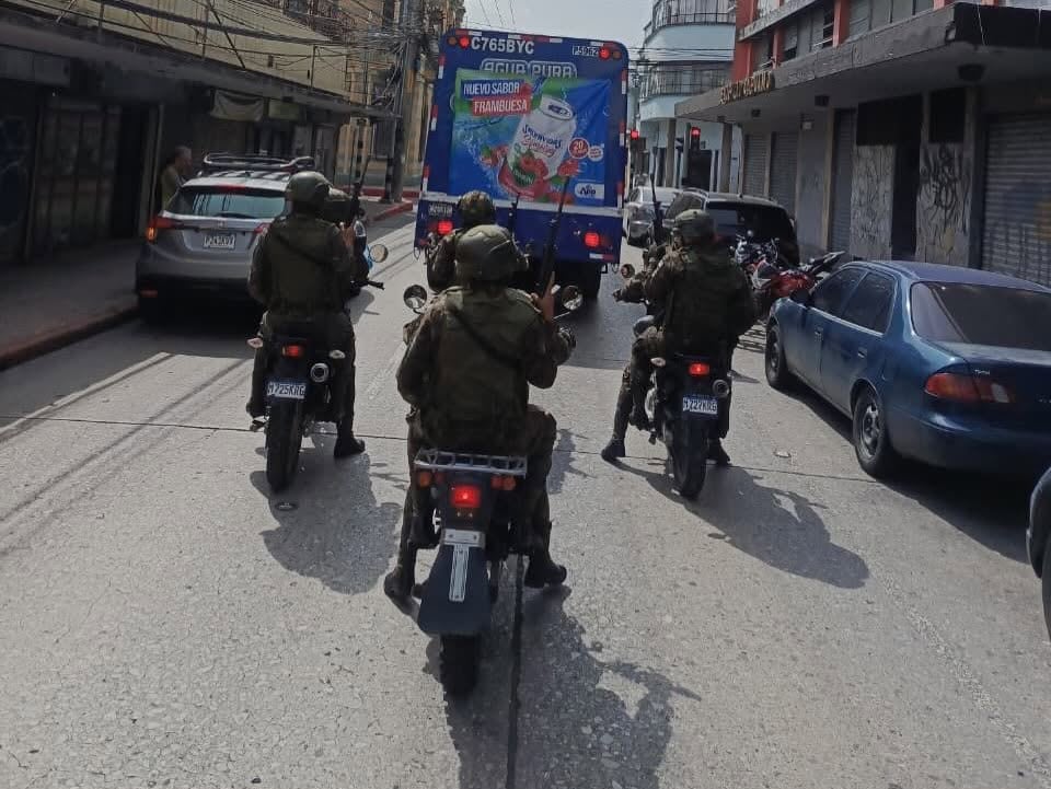 Mercado Seguro despliega patrullajes de seguridad en el Mercado Central y el Mercado Colón de la ciudad de Guatemala. (Cortesía: Ejército de Guatemala)