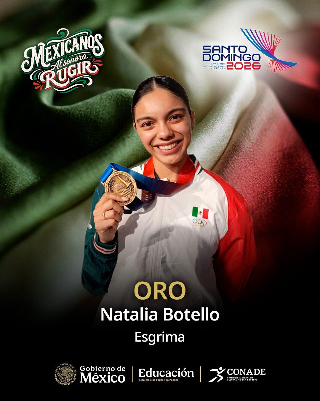 Natalia Botello, esgrimista mexicana, exhibe su medalla de oro de los Juegos Centroamericanos y del Caribe Santo Domingo 2026, respaldada por el Gobierno de México. (X / CONADE)