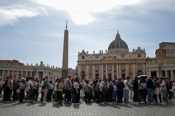 Los fieles hacen fila para
