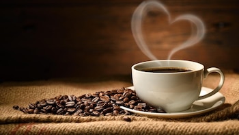 El café puede reducir el riesgo de enfermedades cardíacas, pero ¿qué tanto es seguro?