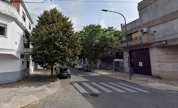 El poste cayó sobre los dos hombres en la calle Arregui al 3900, entre Joaquín V. González y Bahía Blanca, durante tareas de poda en el barrio porteño
