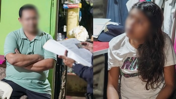 Las dos personas señaladas por la Fiscalía fueron detenidas durante los allanamientos en Zacatecoluca, tras ser acusadas de sustraer fondos de cuentas bancarias mediante el uso indebido de códigos digitales (Cortesía FGR).