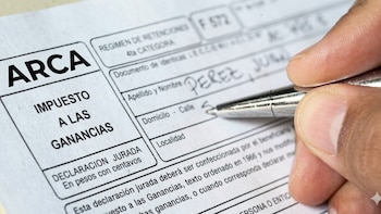 La recaudación tributaria moderó su caída en abril, pero sigue por debajo de la inflación