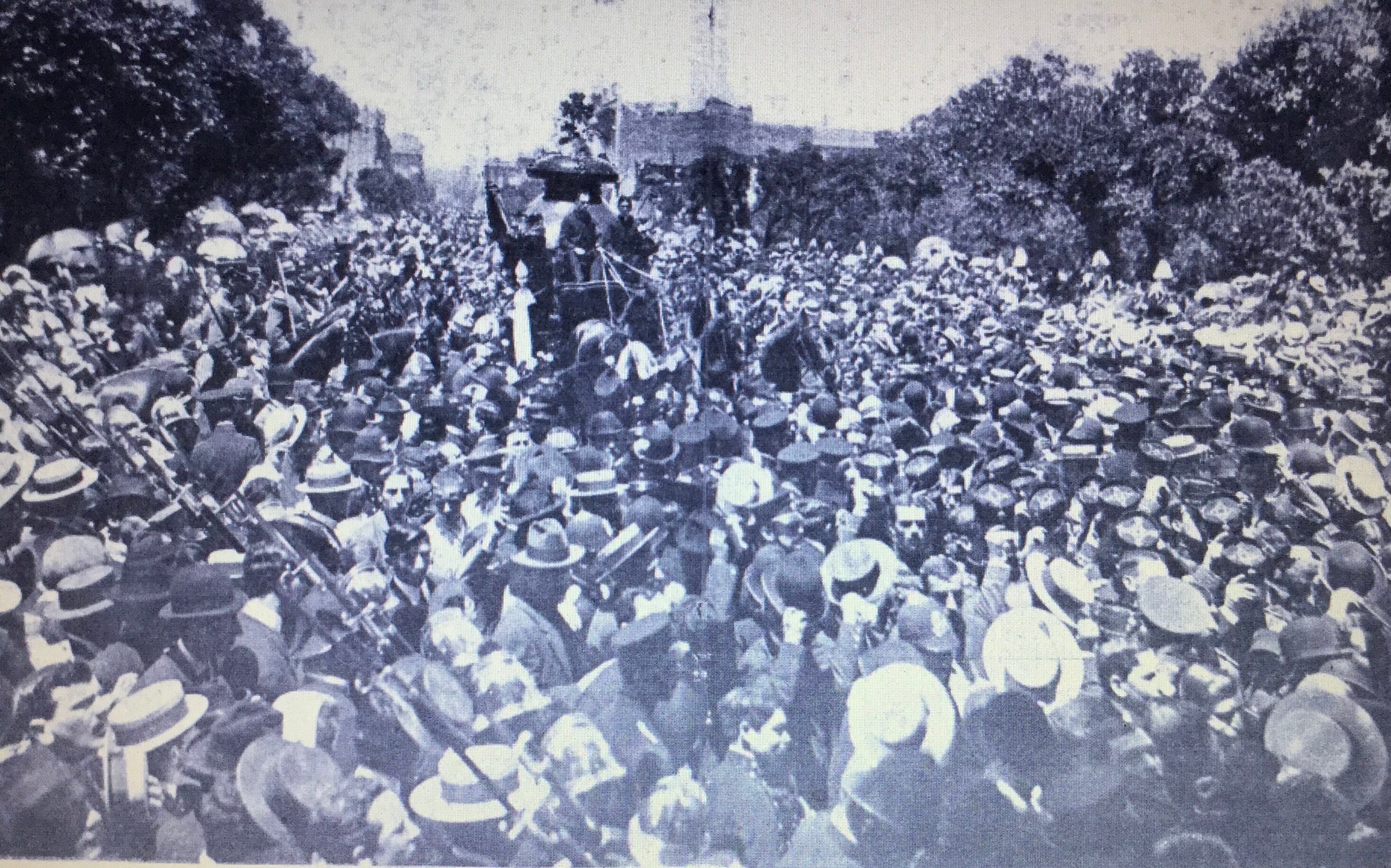 Al entierro de las víctimas asistió una multitud ( Revista Cartas y Caretas)