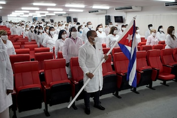 Médicos cubanos durante una ceremonia