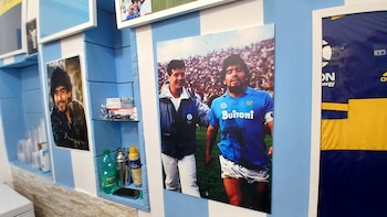 Antonio Esposito, conocido como “Bostik”, es una figura clave en la construcción simbólica y turística del llamado Largo Maradona, en los Quartieri Spagnoli de Nápoles.