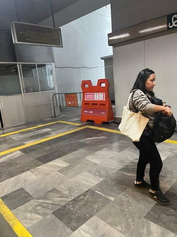 Acceso entre Líneas 7 y 12 del Metro CDMX bloqueado. (X/ @MugungLovinJJ)
