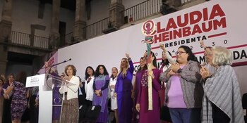 Sheinbaum recibe el bastón de bando de mujeres.