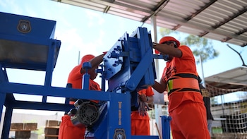 Guatemala: El programa Manos Productivas funciona por ahora con 30 privados de libertad en capacitación dentro de la cárcel de Pavón