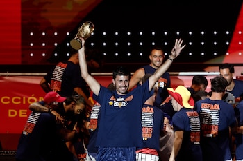 El jugador de la selección española Rodrigo durante la celebración este lunes en la plaza de Cibeles de la conquista del Mundial 2026 por parte del combinado español. EFE/Sergio Pérez