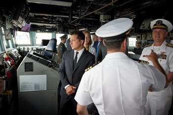 Volodimir Zelensky y la tripulación