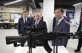 El funcionario dijo en una sesión informativa con periodistas bajo condición de anonimato que el presidente ruso, Vladimir Putin, está llevando a cabo una campaña encubierta en Europa (Sputnik/Petr Kovalev/Pool via REUTERS)