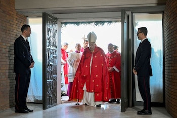 El papa Francisco abre una "puerta santa" por el Año Santo Católico en la cárcel de Rebibbia, Roma, Italia. 26 diciembre 2024. Vatican Media/Simone Risoluti entrega vía Reuters