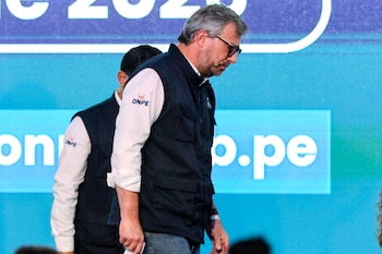 Fotografía del 12 de abril de 2026 del jefe de la Oficina Nacional de Procesos Electorales (ONPE), Piero Corvetto (c), en Lima (Perú). EFE/ Germán Falcón