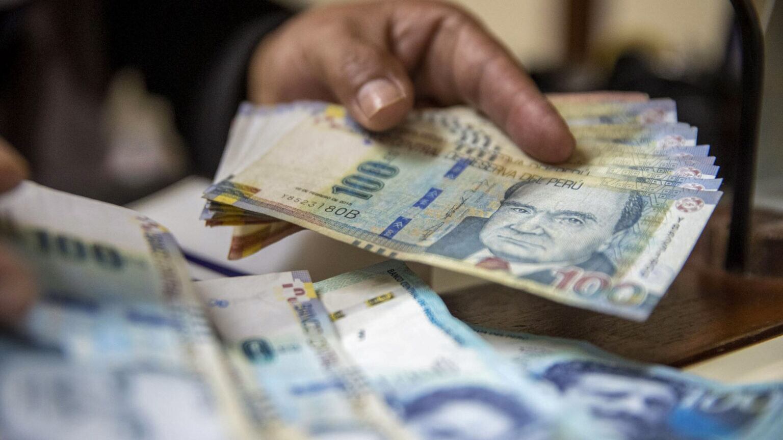 Empresas pequeñas evalúan impacto del aumento del sueldo mínimo en Perú
