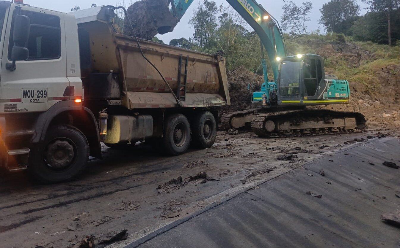 Cierre total en la vía Bogotá – Villavicencio en ambos sentidos - crédito @CoviandinaSAS/X