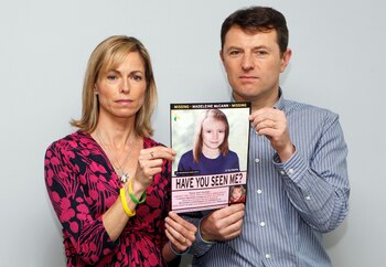 Kate y Gerry McCann, con un cartel con al imagen de su hija MAddie desaparecida