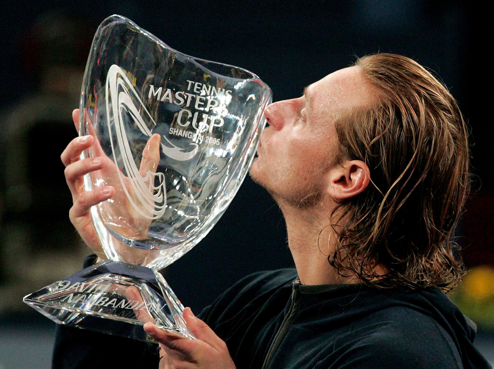 David Nalbandian besa el trofeo de Maestros 2005, tras vencer a Roger Federer en cinco (Fuente: AFP / Mark Ralston)