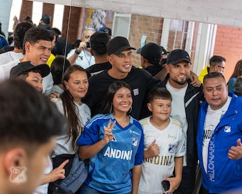 Los hinchas aprovecharon la ocasión para tomarse fotos y conseguir autógrafos de los jugadores - crédito Millonarios