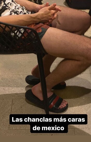 Ivan Fermatt msotró las sandalias