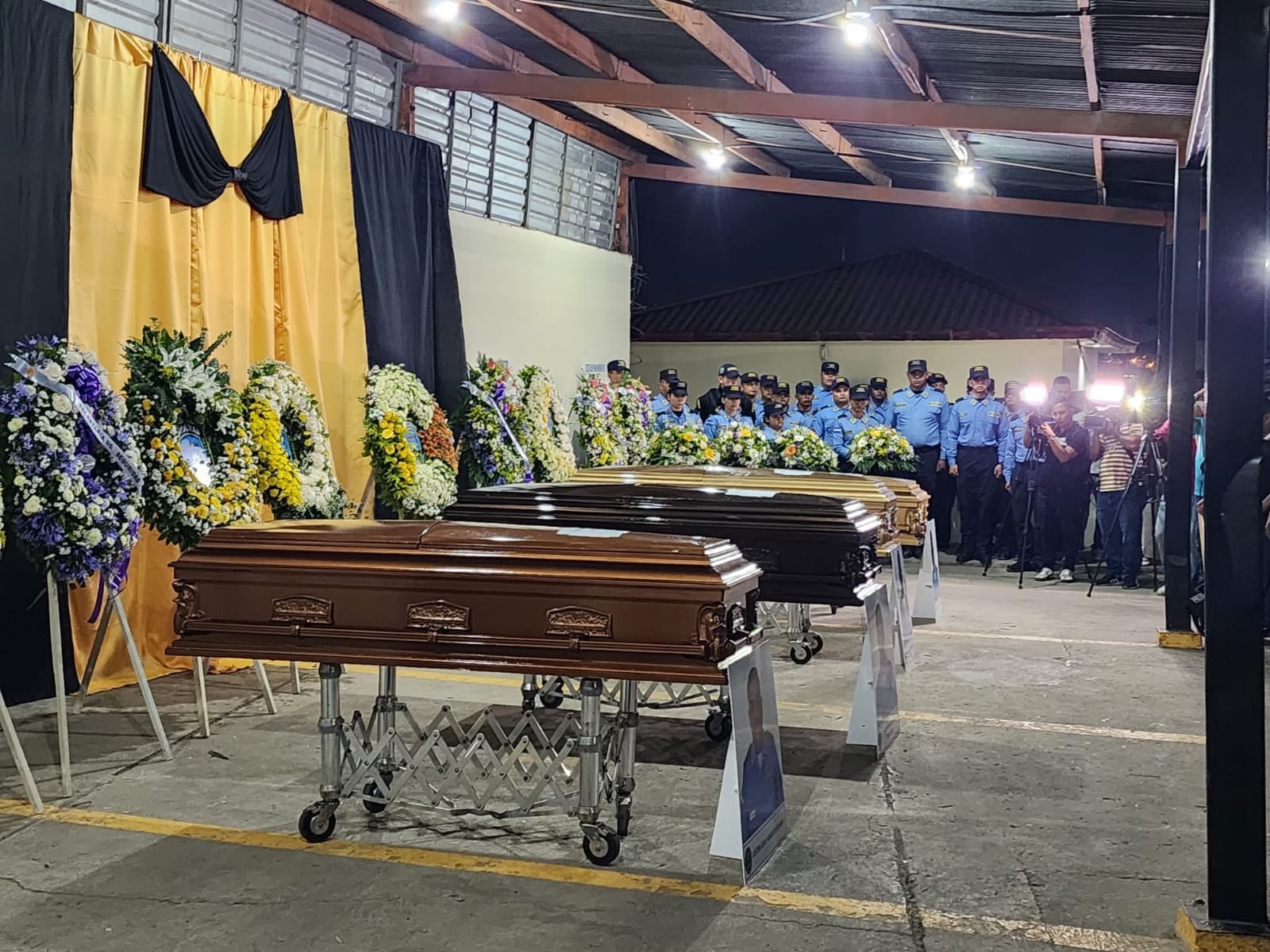 Compañeros de la DIPAMPCO y familiares lloran durante la despedida de los cinco agentes asesinados en cumplimiento del deber. (Cortesía: Policía Nacional de Honduras)