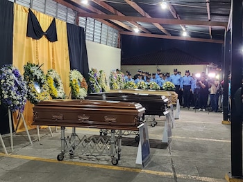 Compañeros de la DIPAMPCO y familiares lloran durante la despedida de los cinco agentes asesinados en cumplimiento del deber. (Cortesía: Policía Nacional de Honduras)