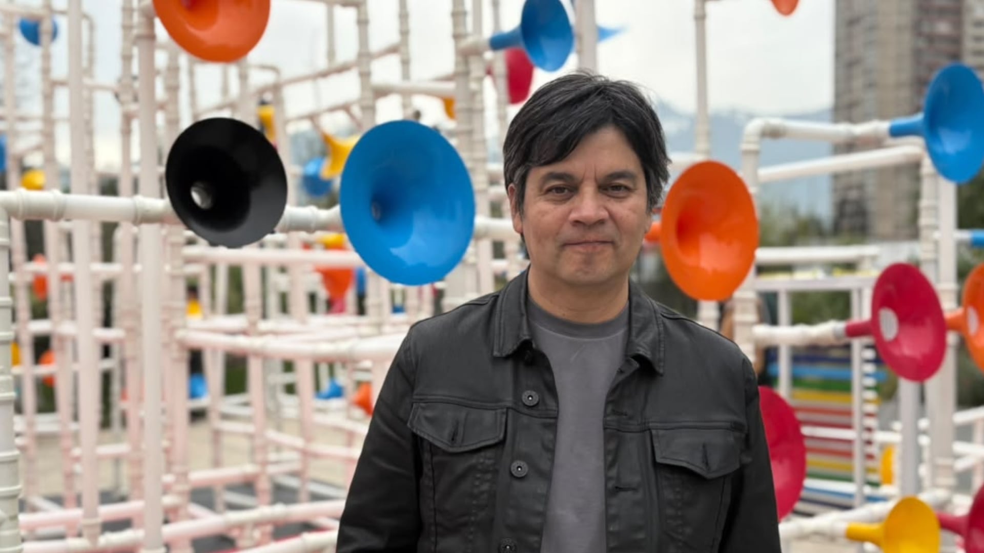 El músico peruano sostuvo que la exposición internacional de la agrupación reafirma el valor de la cumbia amazónica dentro y fuera del país| Foto: Clara Giraldo (Infobae Perú)