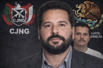 Primer plano de Nacho Coronel, hombre barbudo en chaqueta gris. Detrás, El Mencho con bigote. Al fondo, logos del CJNG y Cártel de Sinaloa.