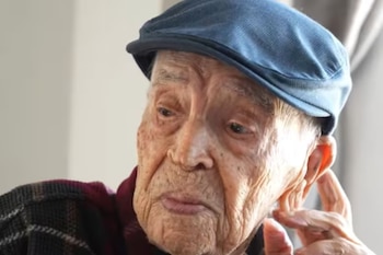 Cano vive junto a dos