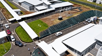 El Gobierno costarricense proyecta que la apertura del CACCO permitirá reducir la sobrepoblación penitenciaria del 59% al 15%, una vez que se completen los traslados previstos hacia la nueva infraestructura. Crédito: Captura video Presidencia de la República