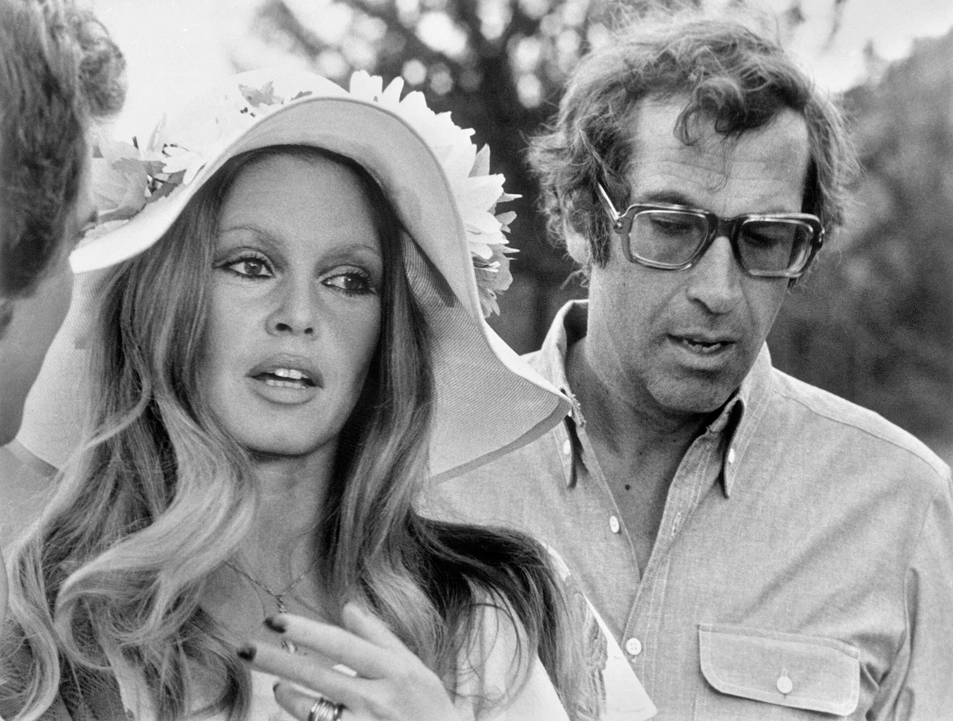 El director de cine francés Roger Vadim habla con la actriz Brigitte Bardot en el set de la película
