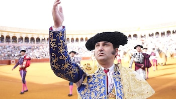 Morante de la Puebla abandona La Maestranza con pronóstico "muy grave" tras su brutal cogida